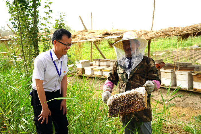 1.且末县纪委监委干部深入田间地头走访各族群众，认真听取群众诉求，了解群众困难与需求，收集与群众密切相关的热点问题及问题线索情况。（且末县纪委监委 梁斌 摄）.jpg